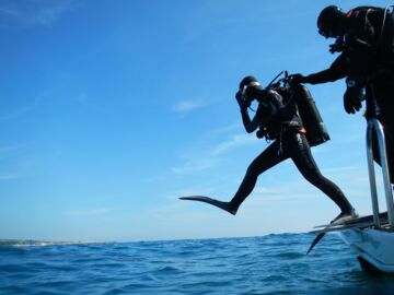 Taucher beim Absprung ins Wasser